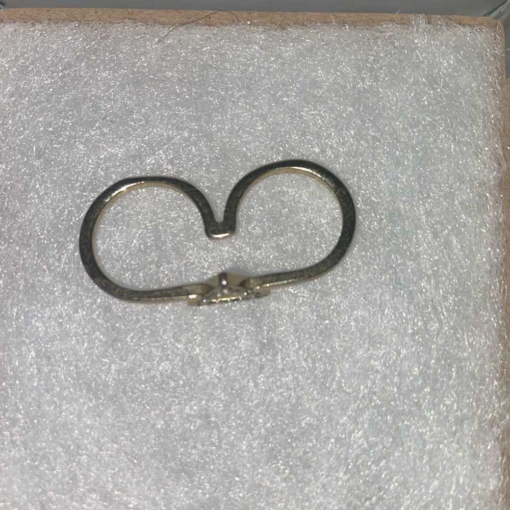 two finger triangle ring 🤍